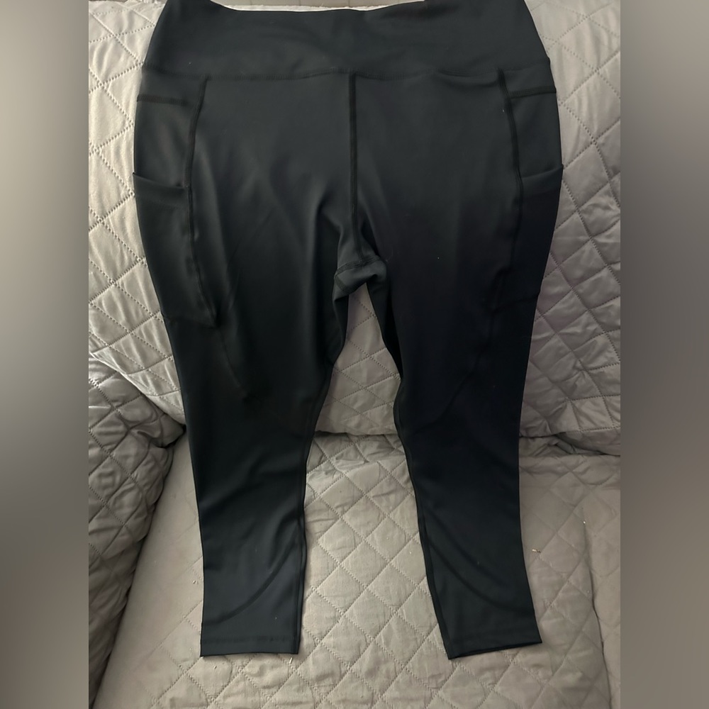 Zyia Active Light & Tight legging. NWOT. Black. Side pockets ankle length.